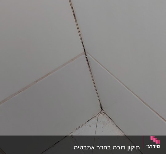 פינת מקלחת עם אריחים וניקוז